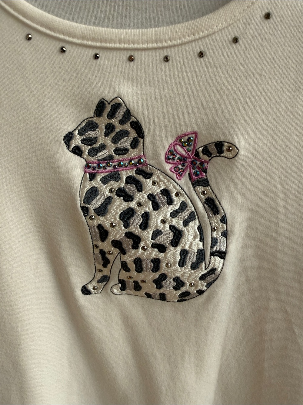 Quacker Factory Cream Top with Leopard Cat Appliqué - Picture 2 of 8